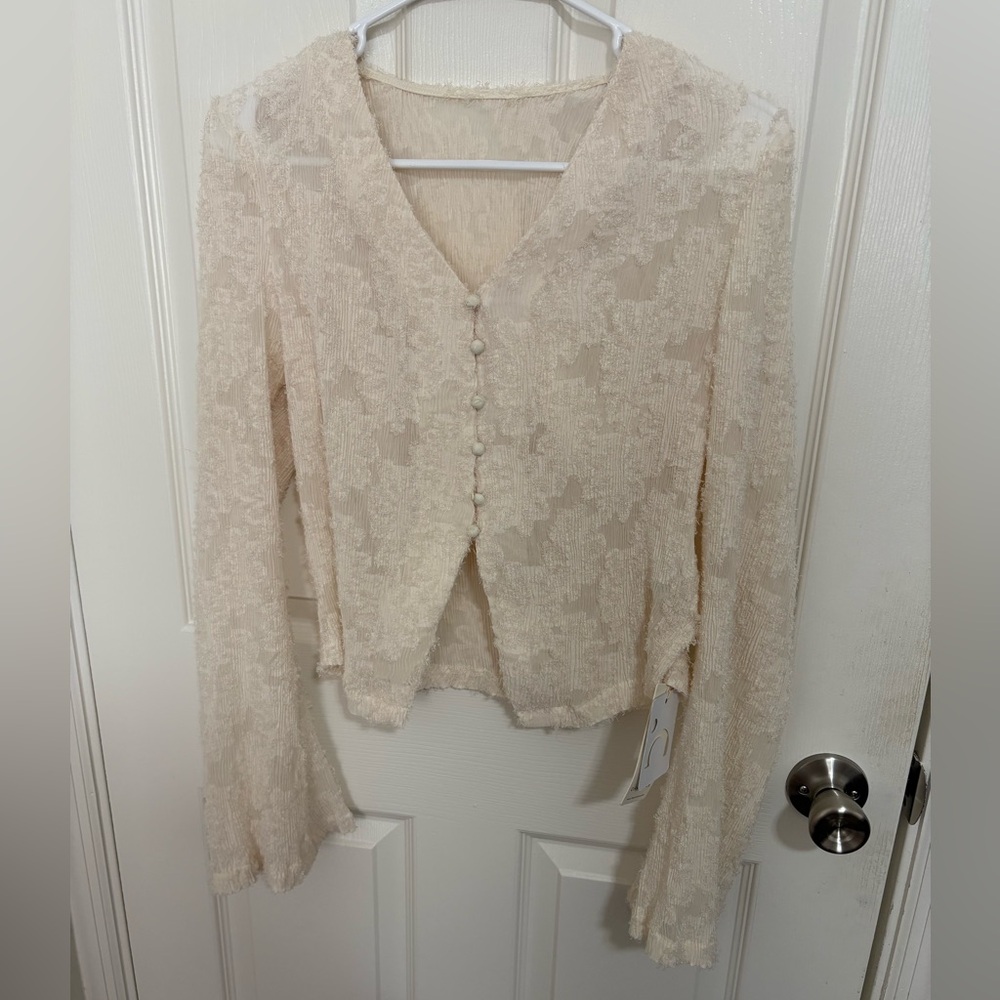 NWT Commence Cream Textured Floral Button-Down Flare Sleeve Top